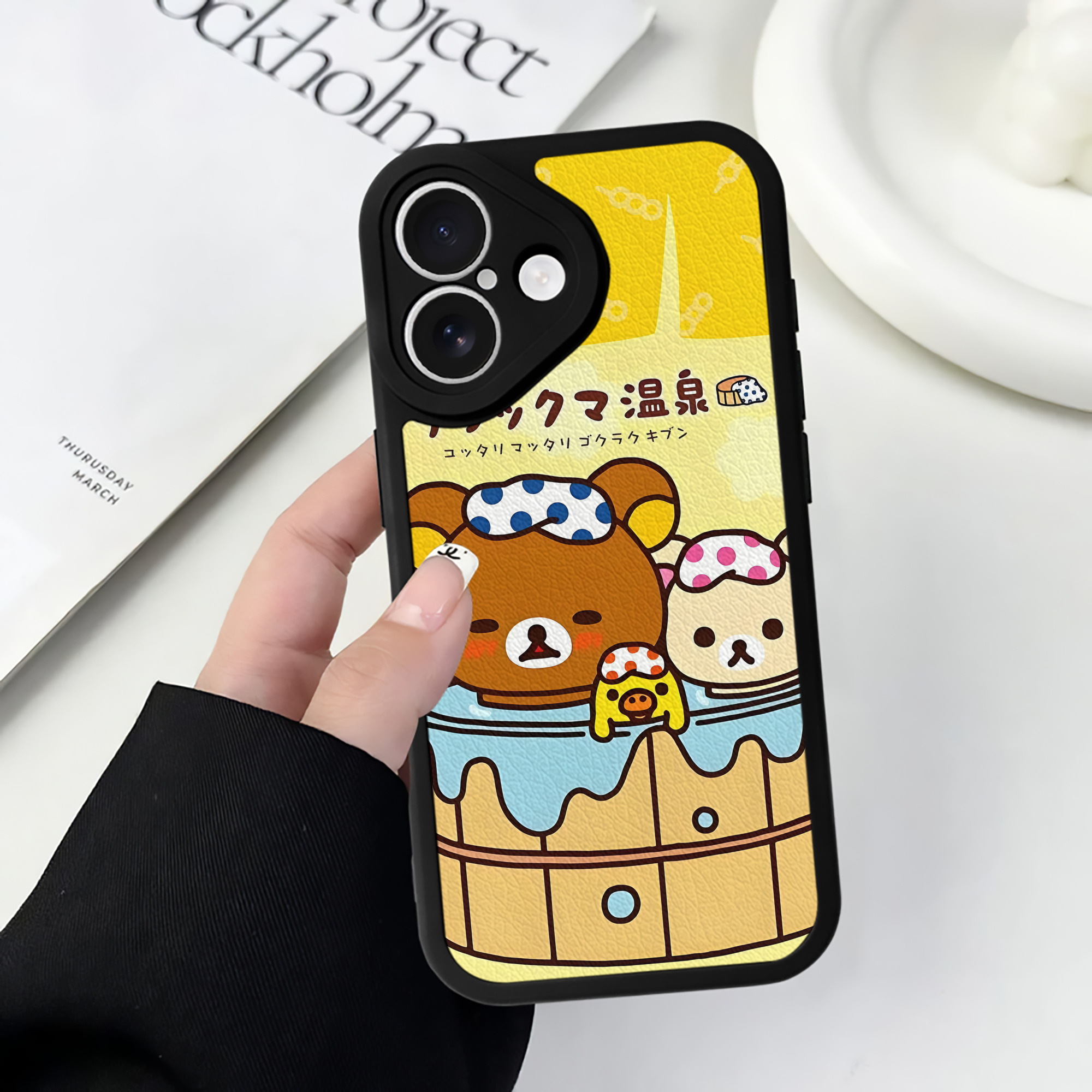 （画像用） リラックマ リラックマ キイロイトリ Rilakkuma Korilakkuma Kiiroitori 【iPhone 16シリーズ対応】シリコンスマホケース（レザー調） 材質：シリコン